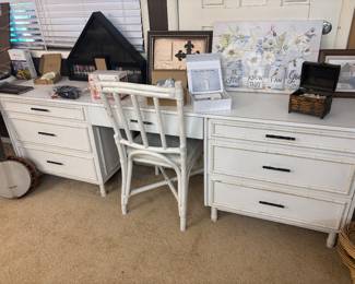 Desk w chair 