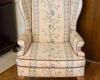 Wing back accent chair