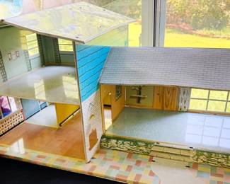 Retro kids toys: 1960s Marx split level tin litho doll house