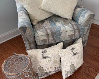 Side chair, pillows