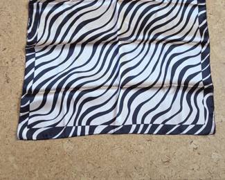 LIDI Black and White Wavy Pattern Scarf