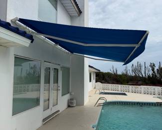 Retractable awning
