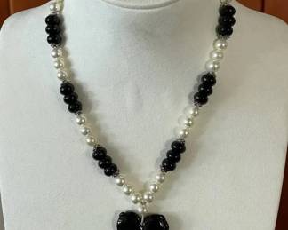 BBS018 - Myrna Lee Chang Flower Power Black/White Necklace
