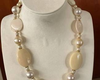BBS014 - Myrna Lee Chang Cream/Gold Classic Necklace