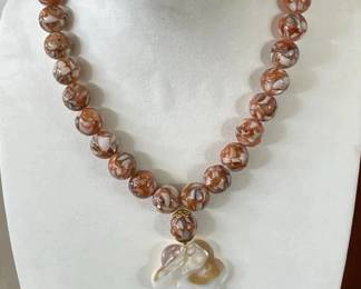 BBS010 - Myrna Lee Chang Elegant Mother-of-Pearl Pendant Necklace