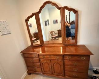 Thomasville Fisher Park Collection Dresser with Mirror