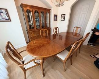 Thomasville Fisher Park Coll Dining room table 6 chairs and china cabinet