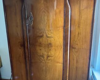 Armoire $100