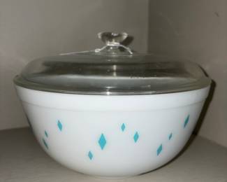 RARE 1950’s Pyrex promo piece with lid. Pattern is: Dainty Maid
