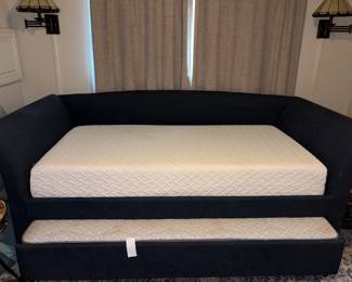 Excellent condition daybed with trundle