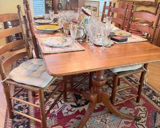 Beautiful Dining Table w/8 Chairs /Quality Rug