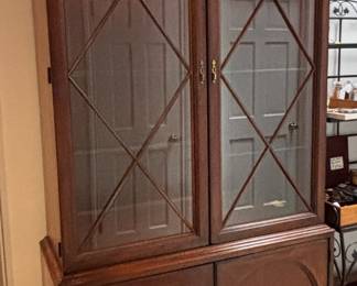 Lexington Furniture Co Lighted Display Cabinet