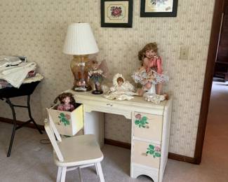 Small desk and chiar.