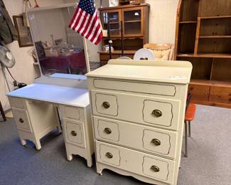 Excellent condition vanity with mirror and matching chest.