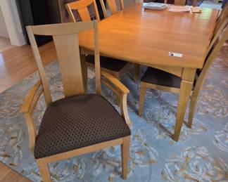 Ethan Allen Fine Dining Room Table & Chairs comes with (2) leaves & tabletop pads