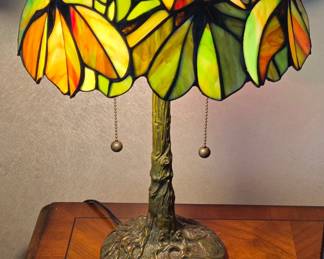 Fine Vintage Quoizel Stained glass Lamp