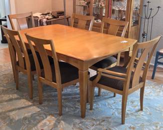 Ethan Allen Fine Dining room Table & Chairs comes with (2) leaves & table top pads