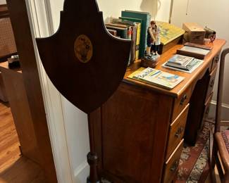 Antique pole screen