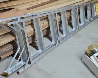 Aluminum extension ladder