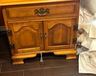 Cushman colonial bedroom set four pieces nightstand