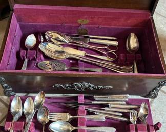 Vintage 1938  Grosvenor pattern silver plate in case
