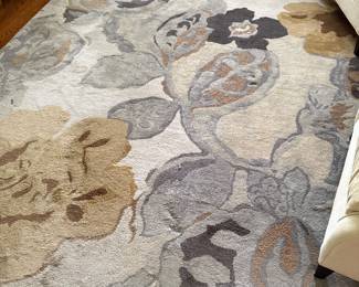 Wool area rug (8 x 10)