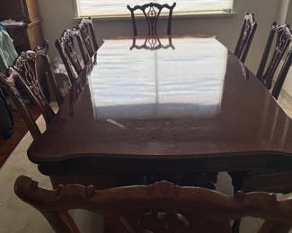 Large adjustable wood kitchen table (excellent shape) with 8 chairs
