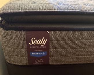 Queen mattress- sealy (great condition)
