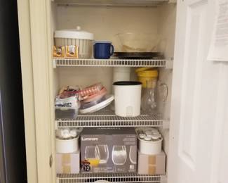 Assorted kitchen items