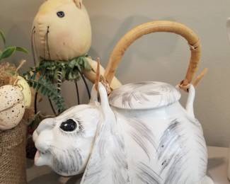 Ceramic bunny with lid, handle