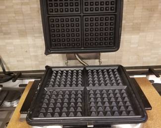 Black + Decker waffle iron