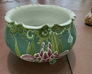 Majolica Iris Jardiniere