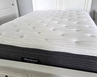 Beautyrest Silver BRS900 Enliven Plush Euro Top Queen Mattress – 2019 – Like New