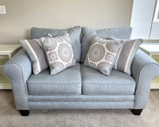 Gray Upholstered Loveseat with 4 Accent Pillows – Fusion Furniture