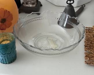 Glass bowl, UV reactive