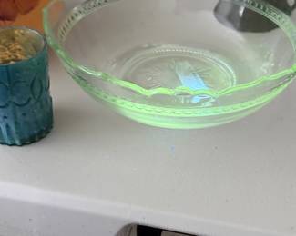 Glass bowl, UV reactive