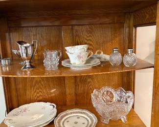several types of vintage glass and porcelain items, Several pieces of UV reactive glass