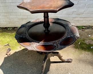 Chippendale-style two-tier mahogany accent table, pie crust edge, cabriole legs with claw feet