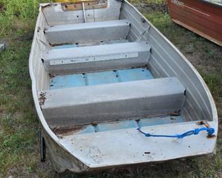 Aluminum fishing boat