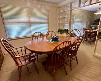 Traditional Pedestal Dining Table with 6 Windsor Chairs