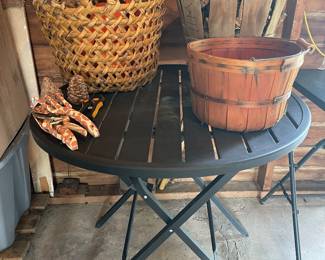 patio table with baskets