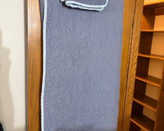 QUEEN SIZE COMFORTER WITH 2 CASES