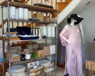 Moroccan caftans, decor, villeroy and boch porcelain plates, Manequins