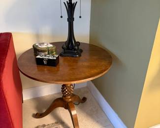 Tiffany Style Quoizel Stained Glass Table Lamp