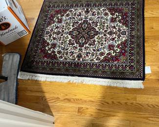 Handmade Kashmiri Silk Rug Traditional Gumbad / Medallion design