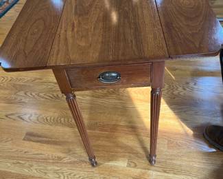 BIGGS --drop leaf side-table