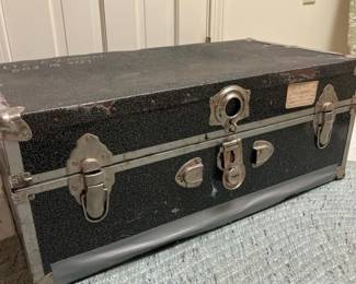 073 vintagemilitarymetalfootlockertrunk