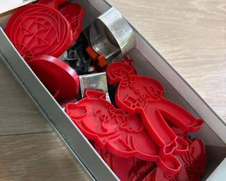 174 assortedvintageplasticandmetalcooki