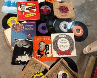 091 assortedvintage45rpmrecordsandslee