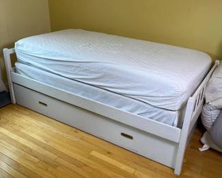 291 whitewoodentrundlebedwithtwinmattr